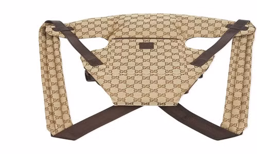 Địu Gucci Logo. Thiết kế của Gucci không bao giờ rẻ, đồ người lớn và trẻ em cũng vậy. Chiếc đai địu này có giá hơn 1 tỷ đồng, có thể tùy chỉnh dây đai thoải mái. Nhà thiết kế cho biết, chất liệu đặc biệt sẽ giúp em bé thoải mái nhất có thể.