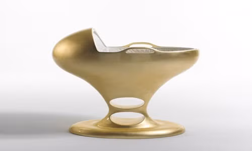 Nôi Dodo có giá gần 1,2 tỷ đồng. Chiếc nôi này là nơi nghỉ ngơi hoàn hảo cho các công chúa và hoàng tử nhỏ đáng yêu. Nó là thiết kế độc quyền của một công ty ở Tây Ban Nha, được phủ bằng 18 carat vàng, thiết kế đặc biệt đảm bảo bé sẽ luôn ngon giấc.