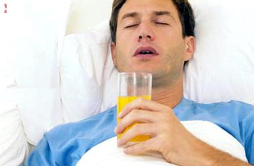 Bị ốm mà không ai chăm sóc: Chàng sẽ rơi vào trạng thái tủi thân, buồn, cô đơn, thậm chí khóc lóc nếu như khi ấy chỉ có một mình. Ảnh: Benh.vn.