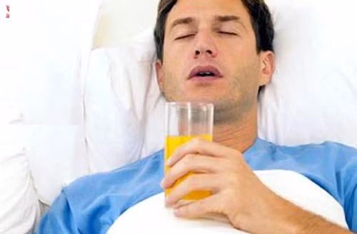 Bị ốm mà không ai chăm sóc: Chàng sẽ rơi vào trạng thái tủi thân, buồn, cô đơn, thậm chí khóc lóc nếu như khi ấy chỉ có một mình. Ảnh: Benh.vn.