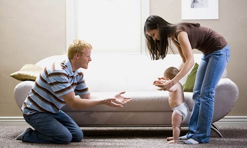 Khi con chập những biết đi: Một ông bố sẵn sàng rơi lệ khi thấy con mình lớn lên từng ngày. Chẳng cần là lý do gì to tát, hạnh phúc cũng khiến người ta mừng phát khóc. Ảnh: Yeutretho.vn.