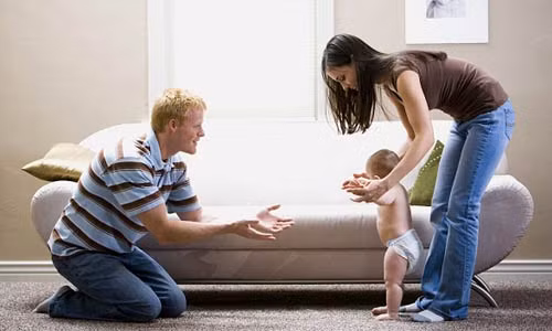 Khi con chập những biết đi: Một ông bố sẵn sàng rơi lệ khi thấy con mình lớn lên từng ngày. Chẳng cần là lý do gì to tát, hạnh phúc cũng khiến người ta mừng phát khóc. Ảnh: Yeutretho.vn.