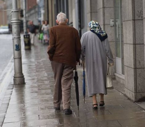 Nghĩ về bố mẹ ở quê già yếu: Đây là lý do khiến nhiều đàn ông rơi lệ, nhất là những người đã từng trải, không có điều kiện về thăm quê và chăm sóc bố mẹ già thường xuyên. Ảnh: Dân Việt.