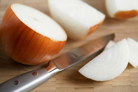 Hơi vô lý nhưng thái hành quả là một việc khinh khủng nhất với đàn ông. Hơi cay từ hành tây có thể khiến chàng nước mắt giàn giụa. Ảnh: Monngonmoingay.vn.