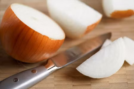 Hơi vô lý nhưng thái hành quả là một việc khinh khủng nhất với đàn ông. Hơi cay từ hành tây có thể khiến chàng nước mắt giàn giụa. Ảnh: Monngonmoingay.vn.