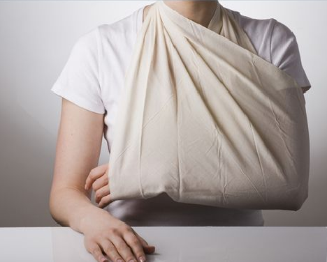 Nếu bị gãy xương hoặc viêm tấy thì lấy lá cây giã nát đắp trực tiếp lên những nơi bị tổn thương, còn lấy rễ, lá và cành để sắc nước uống. Ảnh: Bệnh viện Quốc Ánh.