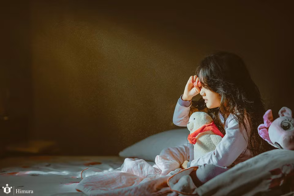 Bộ ảnh dựa vào ý tưởng một cô bé ở nhà một mình, cô bé cần nhiều thời gian bên cha mẹ hơn, cần nhiều sự quan tâm hơn khi có quá nhiều nguy hiểm vây quanh cô bé: Buổi sáng như thường lệ, cô bé thức dậy trong ánh nắng nhưng thiếu vắng bố và mẹ… Bố mẹ cô bé đã đi làm. (Ảnh: Nguyễn Đắc Tuấn – Đỗ Xuân Bút).