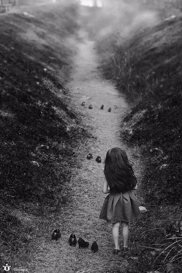 Trên dòng đời cô bé, những khoảng thời gian bên cha mẹ quá ít.