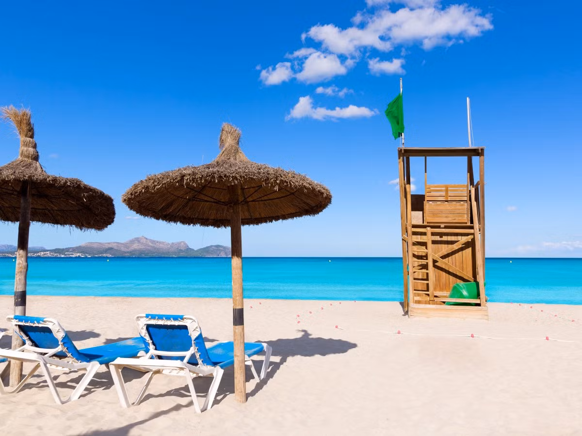  Mallorca, Tây Ban Nha: Thành phố Mallorca không phải là địa điểm có khí hậu ấm nhất trong danh sách này, nhưng đây vẫn là địa điểm tránh đông lý tưởng. Nơi đây nổi tiếng với những bãi biển cát trắng và nước biển trong xanh như ngọc.