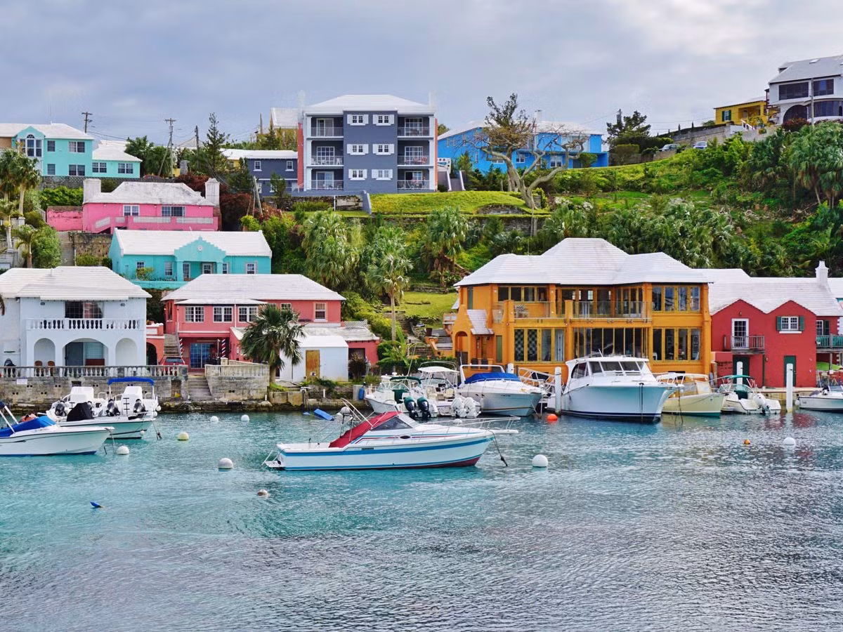Bermuda: Đây là quốc gia cận nhiệt đới, nhưng cách xa Caribbe nên không chịu ảnh hưởng bởi dịch Zika. Khí hậu ở đây đủ ấm áp để du khách có thể thỏa thích tắm biển vào ngày nắng đẹp. Các bãi tắm được bao quanh bởi những hàng cọ xanh mướt.