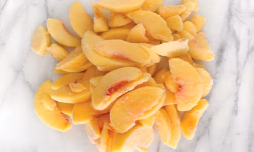 Đào mua về gọt vỏ, cắt miếng, nấu chín trong 10 phút. 24 miếng đào nhỏ phục vụ cho 12 bữa ăn của bé.