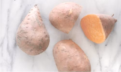 Khoai lang: Với 3 củ khoai lang, bạn có thể sử dụng cho 9 bữa ăn của bé trong tuần. Khoai lang rửa sạch, gọt vỏ, cắt miếng hình vuông sau đó đun cùng nước sạch nấu trong 9 phút cho khoai chín nhừ.