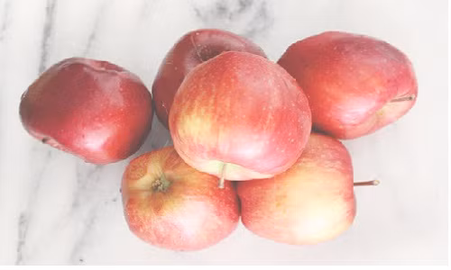 Táo: Sẽ chi 88 nghìn cho 6 quả táo, chia làm 9 bữa. Táo gọt vỏ, cắt từng miếng nhỏ đẹp mắt đun cùng bát nước trong vòng 7-10 phút.