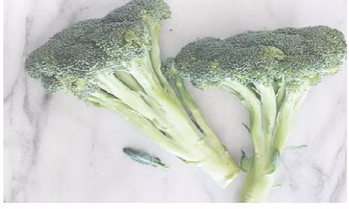 Súp lơ xanh: Một cái súp lơ xanh chia làm 9 bữa ăn cho bé.