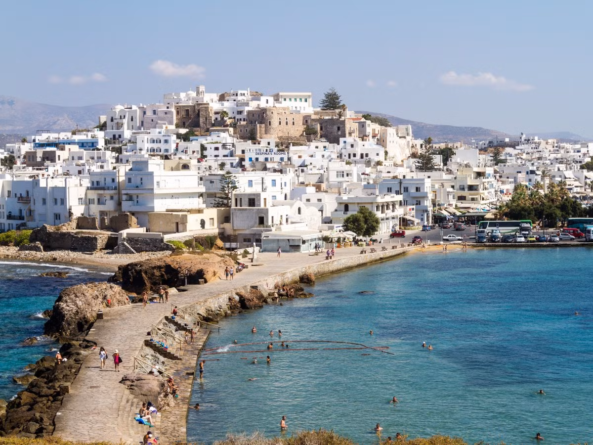 Với các bãi biển nông, Naxos là một địa điểm du lịch lý tưởng ở Hy Lạp cho các gia đình. Sự kết hợp của những bãi biển và các ngôi đền nổi bật đảm bảo sẽ khiến cả lũ trẻ và cha mẹ đều có thể tận hưởng một chuyến đi thú vị.