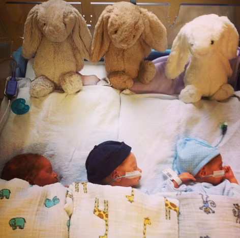 Trên trang Babby center, cô Jo Arkwright (Anh) mới đây đã chia sẻ câu chuyện vượt cạn của chính mình thu hút được sự quan tâm của đông đảo cộng đồng mạng. Ca sinh ba của người mẹ trẻ gây sốc bởi số người đỡ đẻ lên đến con số 25.