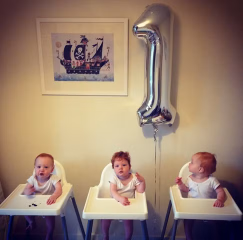 Cùng ngắm ba thiên thần của đôi vợ chồng người Anh nhé!