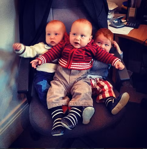 Ca phẫu thuật sinh ba thành công rực rỡ, đội ngũ ê- kíp ca mổ thở phào nhẹ nhõm vì cả mẹ và con đều an toàn. Bé đầu tiên chào đời là Wilbur, anh cả nặng hơn 1,5kg, 2 phút sau tới Arthur hơn 1,8kg, cuối cùng là Teddy, hơn 1,6kg.