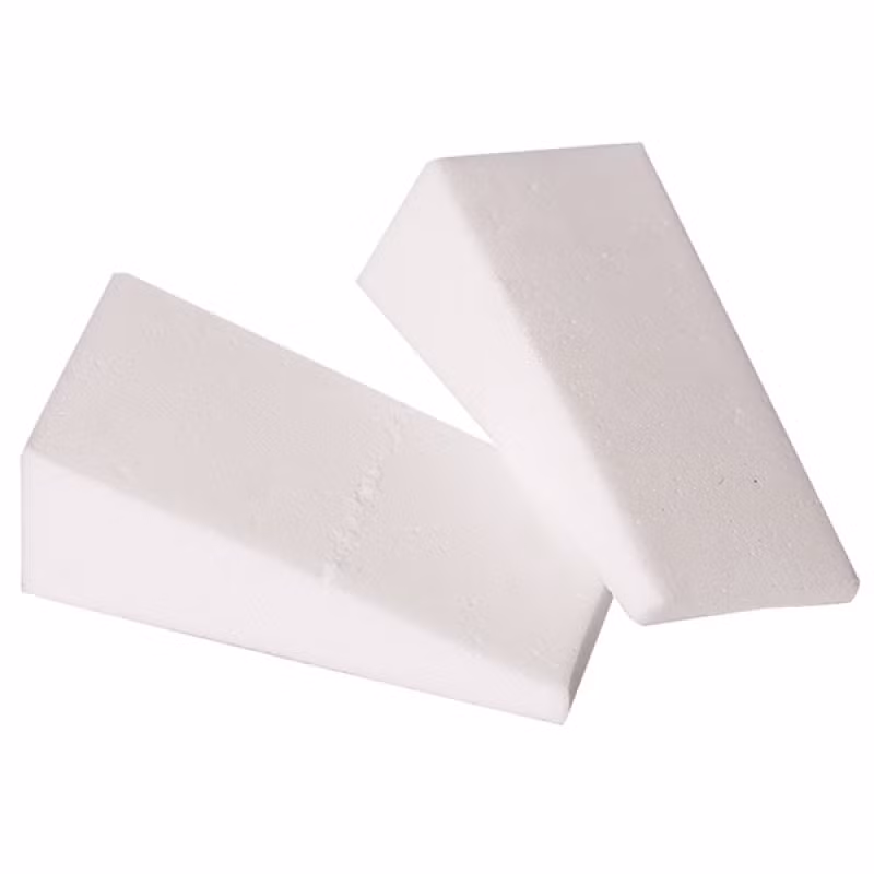  Mút trang điểm hình tam giác: là loại mút trang điểm truyền thống nhất và cũng là thế hệ đầu tiên của tất cả các loại mút trang điểm. Mút tam giác chủ yếu là loại mút sử dụng một lần, bởi vậy chúng vô cùng thích hợp cho việc đi du lịch hay dành cho những cô nàng lười biếng, ngại phải vệ sinh mút trang điểm thường xuyên.