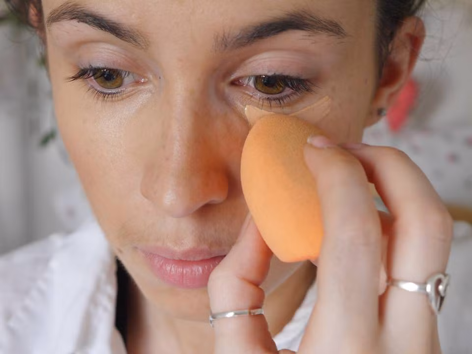 Mút oval có đầu vát: đây là một miếng mút vô cùng đa năng. Phần hông tròn giúp bạn dễ dàng tán phần kem nền và bronzer.