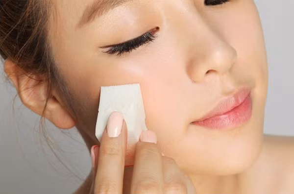 Mút tam giác có khả năng tán kem nền rất tốt. Tuy nhiên hình dạng hơi góc cạnh khiến lớp trang điểm không được đều và mịn, thậm chí đôi lúc sẽ để lại những vệt phấn dài “kì cục”.