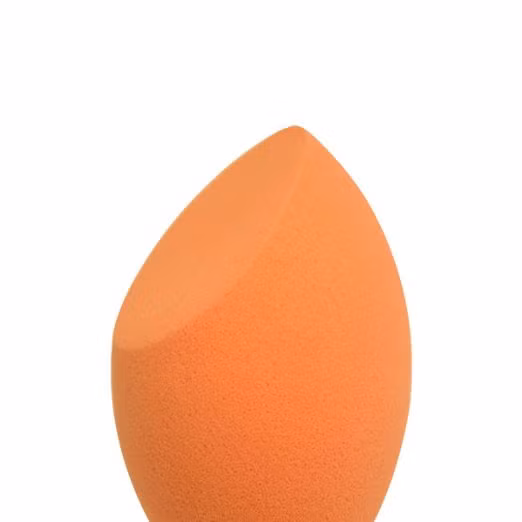 Trong khi đó, phần đầu nhọn dành cho những phần chi tiết hơn như che khuyết điểm hay vùng mắt và phần vát phẳng thì cực thích hợp cho việc tạo khối khuôn mặt với các sản phẩm dạng kem.