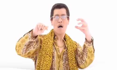 Đặc biệt là khách hàng đến đây sẽ nhận được một món quà lưu niệm, đó là những tấm lót cốc có hình diễn viên hài Piko Taro đang nhảy múa bài hát bút táo bút dứa đang sốt.