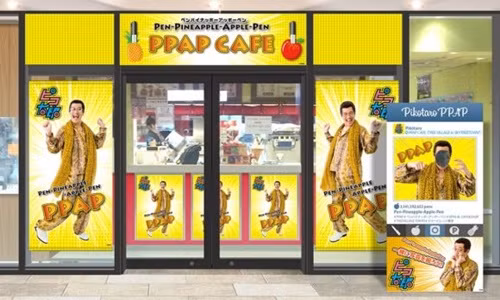 Mặt ngoài của cửa hàng được phủ màu vàng đặc trưng. Biển hiệu gồm hình ảnh vui nhộn trong bài hát bút dứa táo bút.