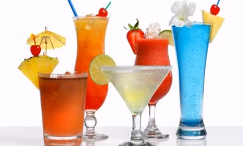 Bên trong, menu của quán bao gồm Salad, bánh, nước ngọt, các loại bánh và nước ép dứa tươi. Giá dao động khoảng 420 ¥ (1,5 triệu đồng) cho trà và 878 ¥ (3 triệu đồng) cho nước ép dứa. Kèm mỗi món là bút sô cô la có thể ăn được.