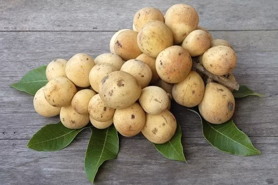 3. Tốt cho hệ xương và hệ tiêu hóa. Carbonhidrate, phốt pho hay canxi có trong loại quả này đều rất cần thiết cho sự phát triển của xương. Hơn nữa nó còn bổ sung sắt và pectin làm dịu đường ruột. Ảnh: Zing News.