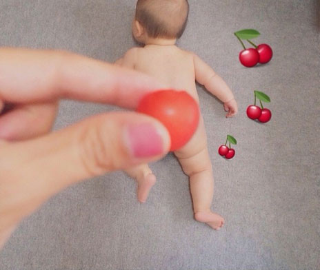 Một mẹ Nhật còn chơi trội hơn với ảnh ghép mông cherry của bé.