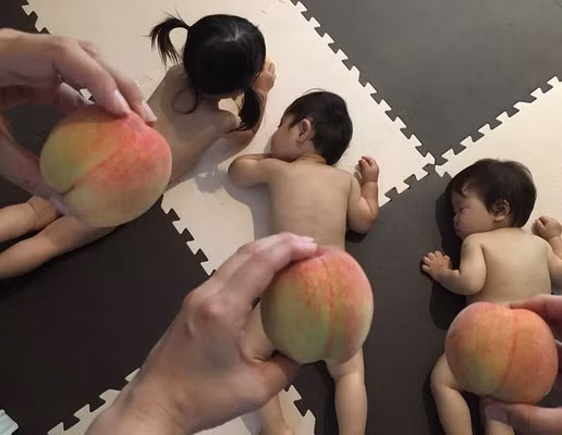 Các mẹ Nhật thi nhau chụp ảnh con với trái đào.