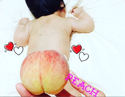 Trái đào được các mẹ lựa chọn khéo léo để phù hợp với mông bé.