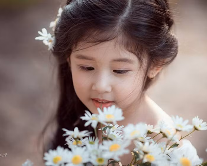 Hình ảnh mới nhất là cô bé Lê Phương Thảo, 4 tuổi được cho là bản sao hoàn hảo của Lưu Diệc Phi khiến nhiều người không thể rời mắt. Mái tóc bồng bềnh, đôi mắt to tròn và thần thái y hệt “thần tiên tỷ tỷ”. Ảnh: Phunuonline.