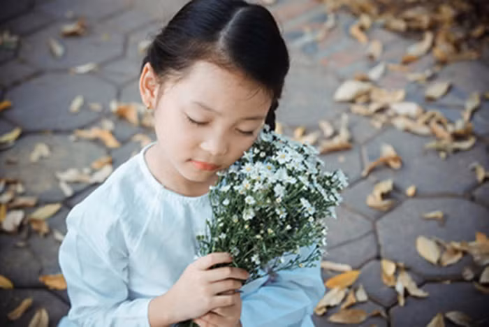 Đối với bé Nguyễn Thảo Nguyên Anh, 7 tuổi thì bộ ảnh lại là vẻ đẹp bình dị, gợi nhớ những lưu luyến bâng khuâng về mùa thu Hà Nội những ngày trở gió. Ảnh: Ngaynay.