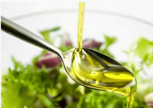 Vào mùa đông, mẹ có thể dùng dầu dừa để massage cho bé, xử lý hăm da và mụn trên da, trị chấy, "cứt trâu" trên đầu hoặc có thể bôi vào nốt muỗi cắn để giảm ngứa ngáy.