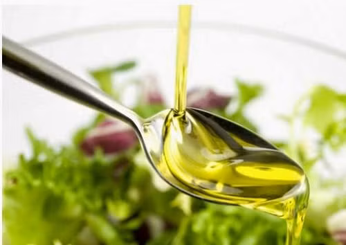 Vào mùa đông, mẹ có thể dùng dầu dừa để massage cho bé, xử lý hăm da và mụn trên da, trị chấy, "cứt trâu" trên đầu hoặc có thể bôi vào nốt muỗi cắn để giảm ngứa ngáy.