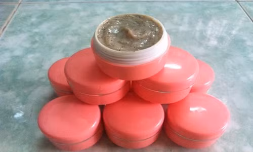 Một nam thanh niên ở Thâm Quyến, Trung Quốc – Anh Fu đã tìm ra phương pháp tiết kiệm nhất để xóa hình xăm thay vì phẫu thuật laser.