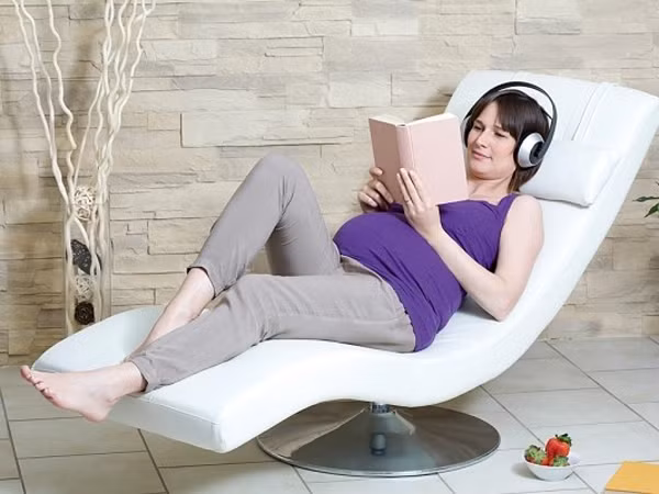  Nghe nhạc và trò chuyện cùng thai nhi Các nhà nghiên cứu khẳng định, những âm thanh nhẹ nhàng, du dương với tiết tấu mềm mại làm mẹ và bé có cảm giác thư thái, dễ chịu hơn. Do đó, nhạc cổ điển là lựa chọn số một dành cho bạn. Bạn có thể cho bé nghe những bản sonat, conceston của Beethoven, Mozart để kích thích năng khiếu cảm thụ âm nhạc ngay từ trong bào thai của trẻ. Thậm chí các nghiên cứu chứng minh, bé cũng có thể học ngoại ngữ tốt hơn sau này nếu mẹ thường xuyên kể chuyện song ngữ cho bé nghe từ trong bụng bầu. 