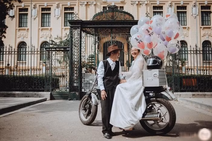 Đã lấy nhau được ngót nghét 50 năm, nhưng đến tận bây giờ, ông và bà vẫn rất tình cảm. Chùm ảnh cưới bình dị mà đáng yêu của vợ chồng nghệ sĩ Mai Ngọc Căn được cư dân mạng yêu thích và chia sẻ nhiều. Ai cũng ngưỡng mộ tình yêu của ông bà và ước ao được thực hiện một bộ ảnh như thế này khi về già. Ảnh: Zing.