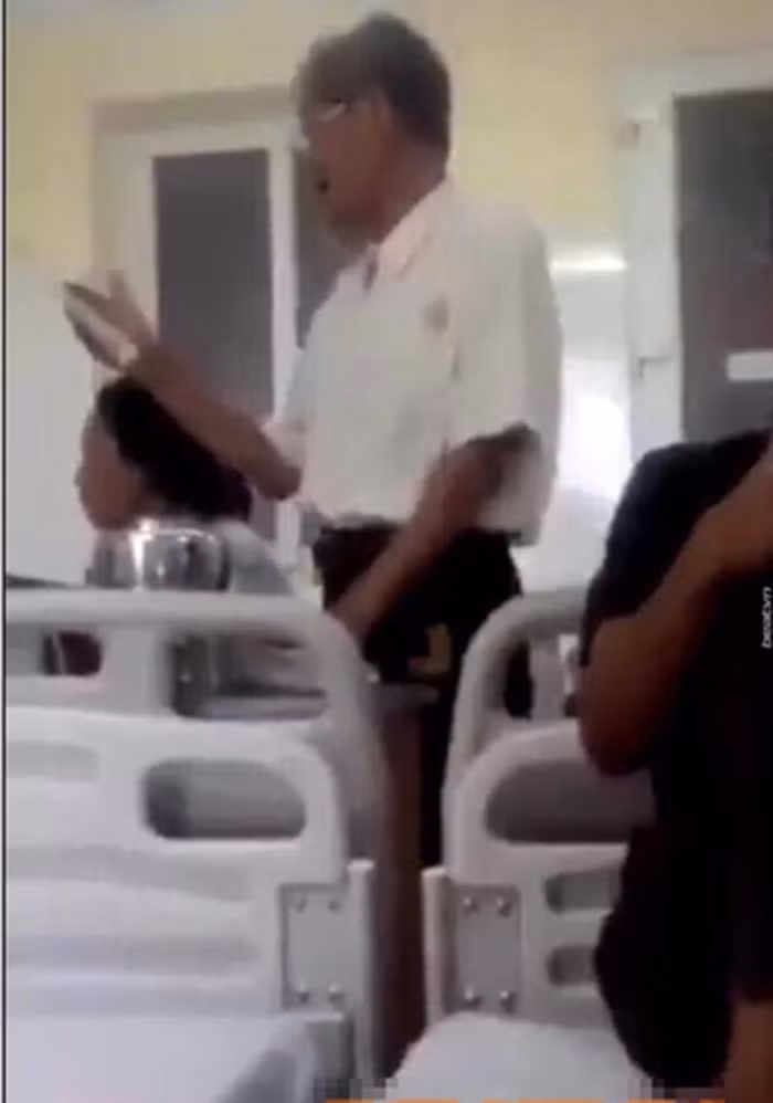 Ông cụ làm thơ tặng vợ ốm. Đầu tháng 7 vừa qua, rất nhiều chị em cũng ghen tị khi một bài thơ tình cảm của ông cụ tặng vợ ốm. Cụ bà có một người chồng hết sức dễ thương và lãng mạn. Ảnh: Beat.