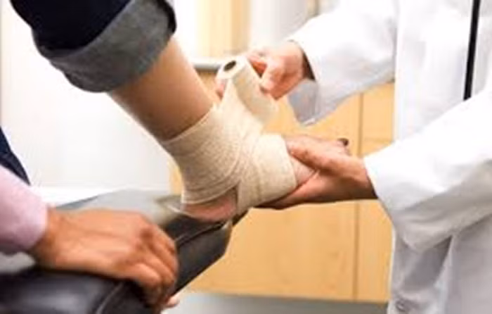 Giảm độc rắn cắn. Do có tác dụng giải độc vì thế khi bị rắn cắn hãy dùng 100g kiến đen phơi khô, giã nát và đắp lên da để nọc độc của rắn bị tan và rút ra ngoài. Ảnh: Mcare.