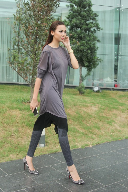 Cô nàng diện nguyên cây hàng hiệu khi xuất hiện trong một chương trình truyền hình với trang phục cá tính. Ảnh: Zing.