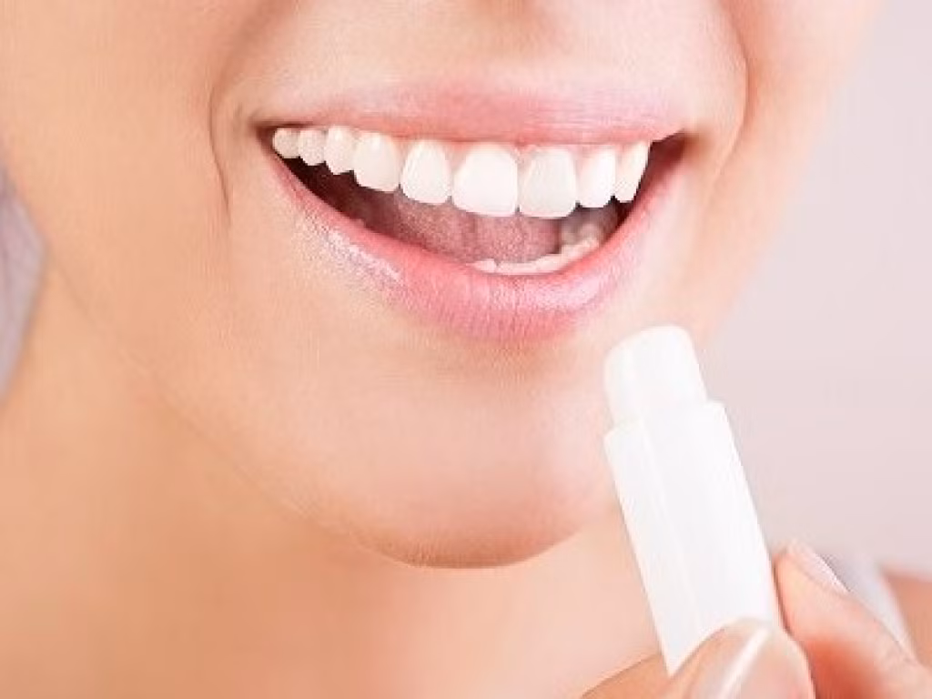  Sử dụng son dưỡng ẩm cho môi: Hãy sử dụng một lớp son dưỡng để chăm sóc môi mềm mượt hơn. Bạn nên thoa son dưỡng trước 10 đến 15 phút để môi hấp thụ được son dưỡng. Ảnh: Lamsao.com.