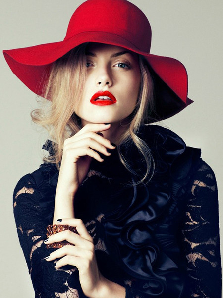 Tô thêm một lớp son môi nếu bạn muốn đôi môi có màu đậm hoặc môi thêm dày dặn. Sau đó, bạn để môi khô trong khoảng 5 phút. Như vậy bạn đã có một lớp trang điểm môi hoàn hảo và cuốn hút. Ảnh: Megafun.vn.