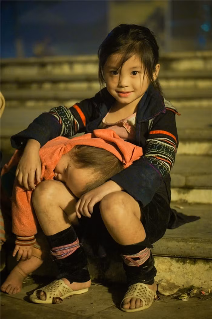 Còn cô bé người H’Mông xinh đẹp này được nhiếp ảnh gia Phạm Nhất Việt chụp lại trong chuyến đi Sapa cũng khiến cư dân mạng trầm trồ không ngớt bởi vẻ cuốn hút của bé. Ảnh: Phạm Nhất Việt.