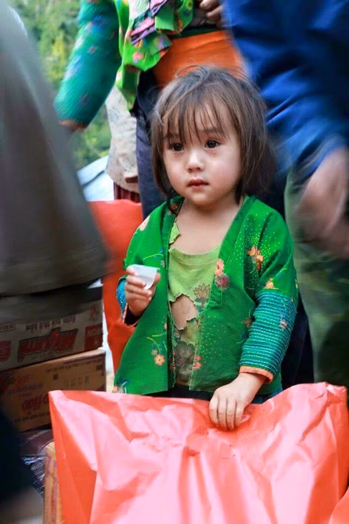 Gương mặt mong manh, đôi mắt to tròn hút hồn của bé được cư dân mạng đặt cho cái tên "mỹ nhân của tương lai". Ảnh: Tâm Sự Gia Đình.