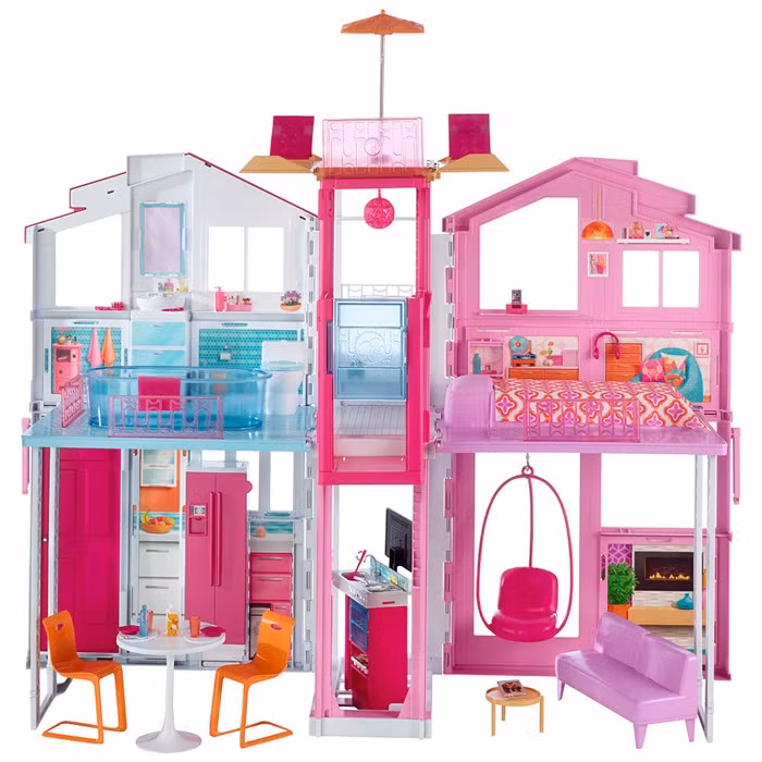 Biệt thự cho búp bê. Căn biệt thự dành cho búp bê khác hẳn với những ngôi nhà búp bê truyền thống. Nhà có 4 phòng và 1 phòng khách, sân thượng để các cô nàng búp bê hóng gió. Nhà búp bê cũng đi kèm các món đồ nội thất như bồn tắm, bàn ghế, giường chiếu, lò sưởi, cầu thang như một ngôi nhà thật.