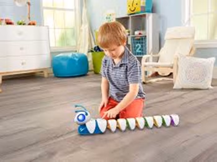 Đồ chơi sâu bướm dễ thương Code-a-Pillar. Món đồ chơi phù hợp với trẻ từ 3-8 tuổi, có thể giải quyết các bài toán hóc búa. Con sâu bướm có phần thân được chia thành 8 đoạn, có thể tách rời đi theo mỗi hướng khác nhau như rẽ trái, phải, xoay vòng, tạo tiếng ồn hay nhiều chuyển động khác tùy theo sự phán đoán của trẻ.