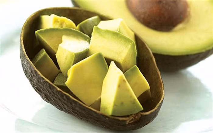 Bơ là loại cây của miền nhiệt đới vùng châu Mỹ được lan rộng ra các vùng nhiệt đới khác. Nó được ưu ái là loại quả chứa nhiều dưỡng chất và nhiều công dụng, giá trị dinh dưỡng cao. Đặc biệt, tất cả các bộ phận của cây bơ từ thân, lá, quả bơ đều được tận dụng làm các bài thuốc chữa bệnh. Ảnh: Cooky.